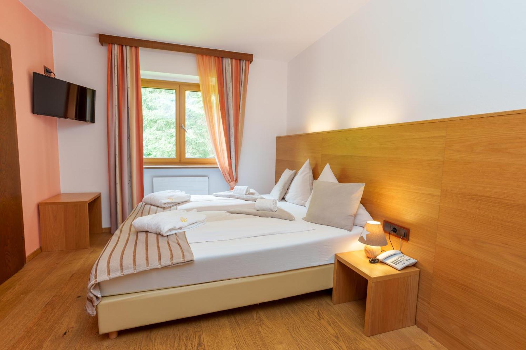 Hotel Kuenstleralm Kaprun Bagian luar foto