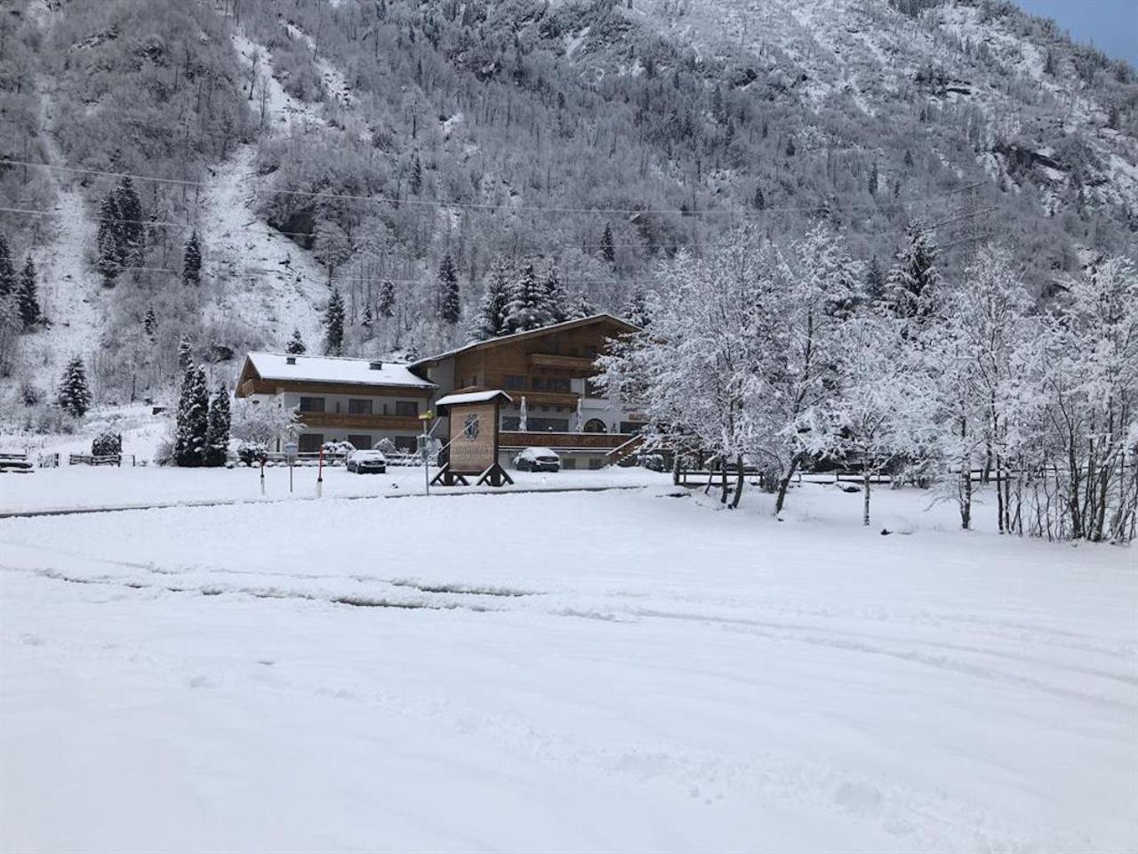 Hotel Kuenstleralm Kaprun Bagian luar foto